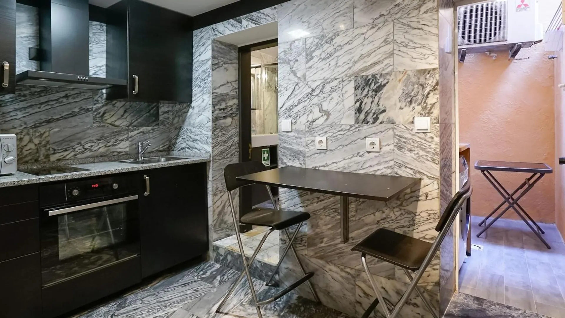 Cosmopolitan Chiado Apartment By Lovelystay リスボン