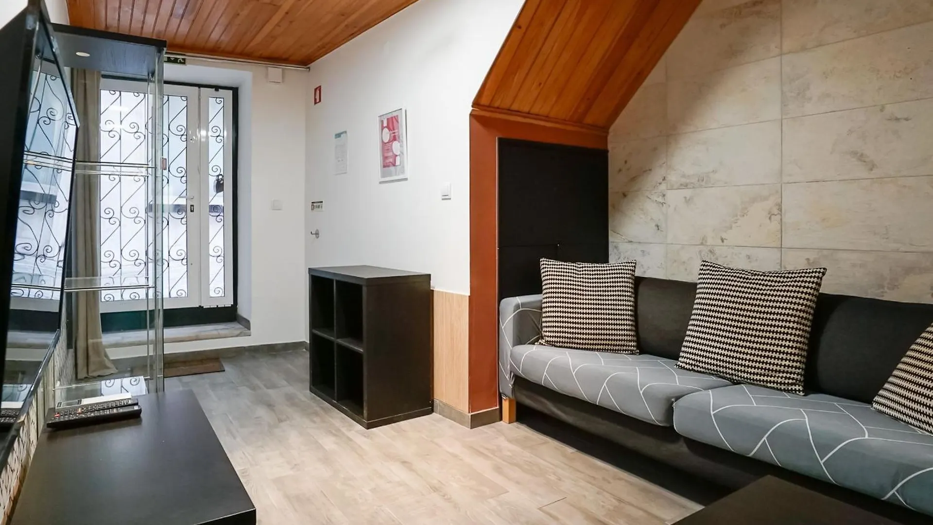 Cosmopolitan Chiado Apartment By Lovelystay リスボン